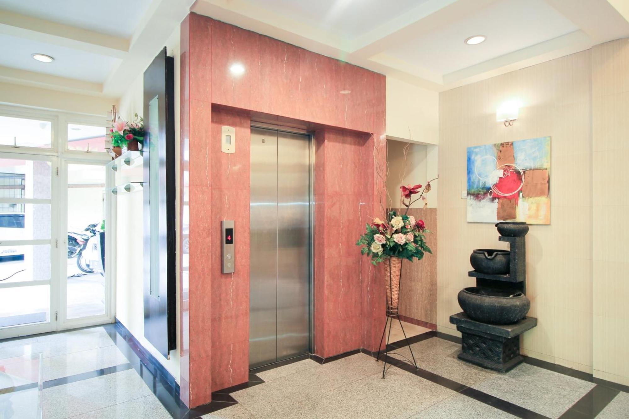 Super Oyo Capital O 175 K-60 Residence Сурабая Экстерьер фото