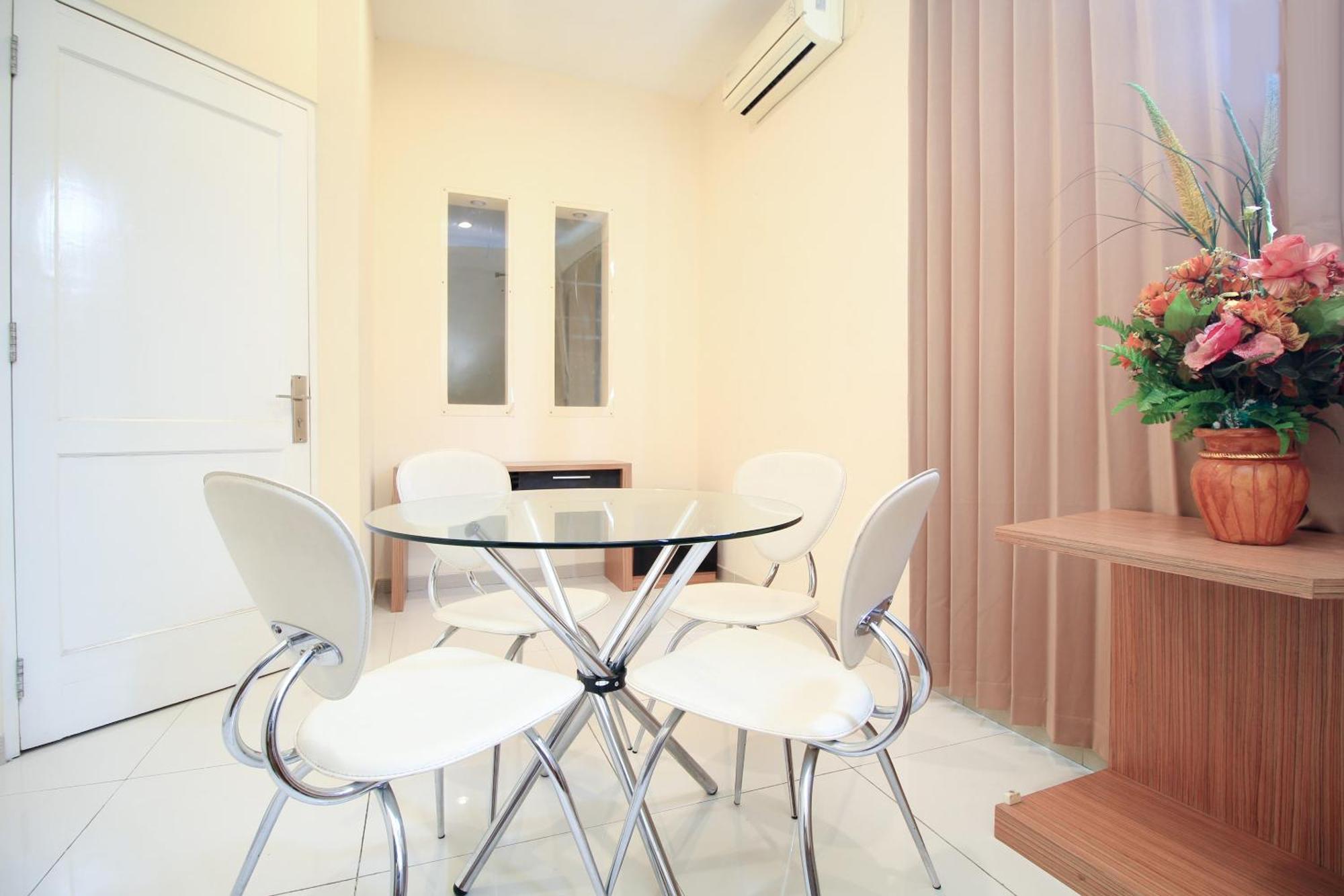 Super Oyo Capital O 175 K-60 Residence Сурабая Экстерьер фото