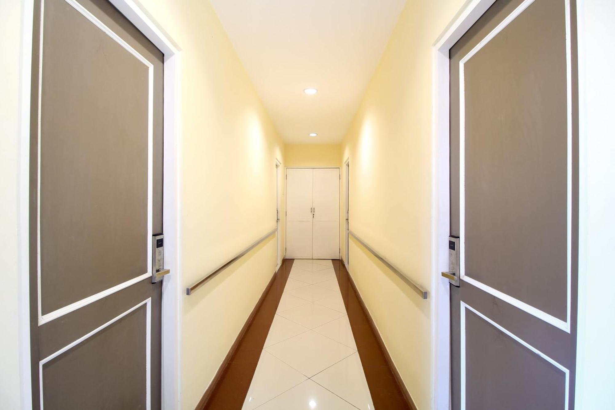 Super Oyo Capital O 175 K-60 Residence Сурабая Экстерьер фото