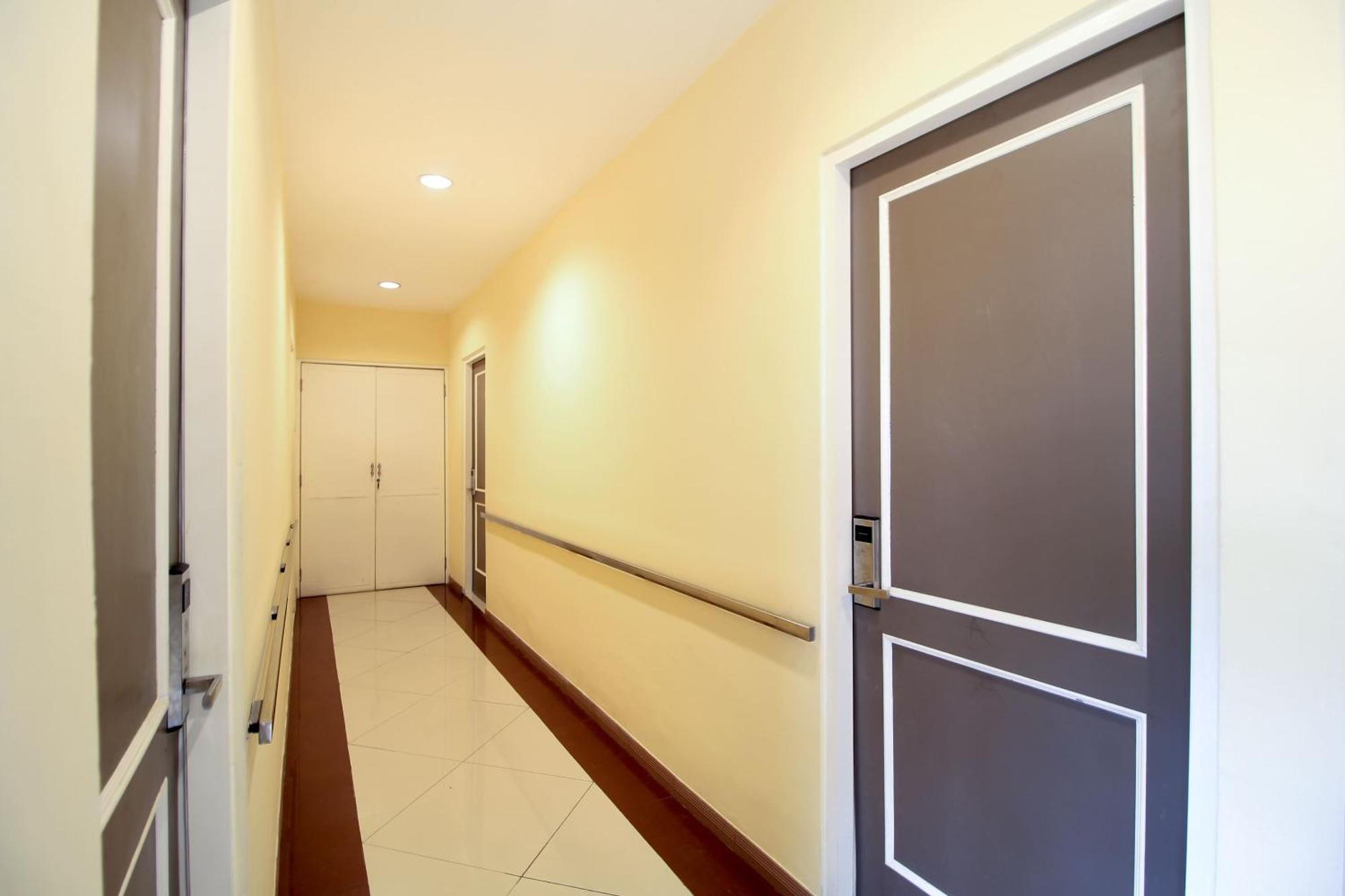 Super Oyo Capital O 175 K-60 Residence Сурабая Экстерьер фото