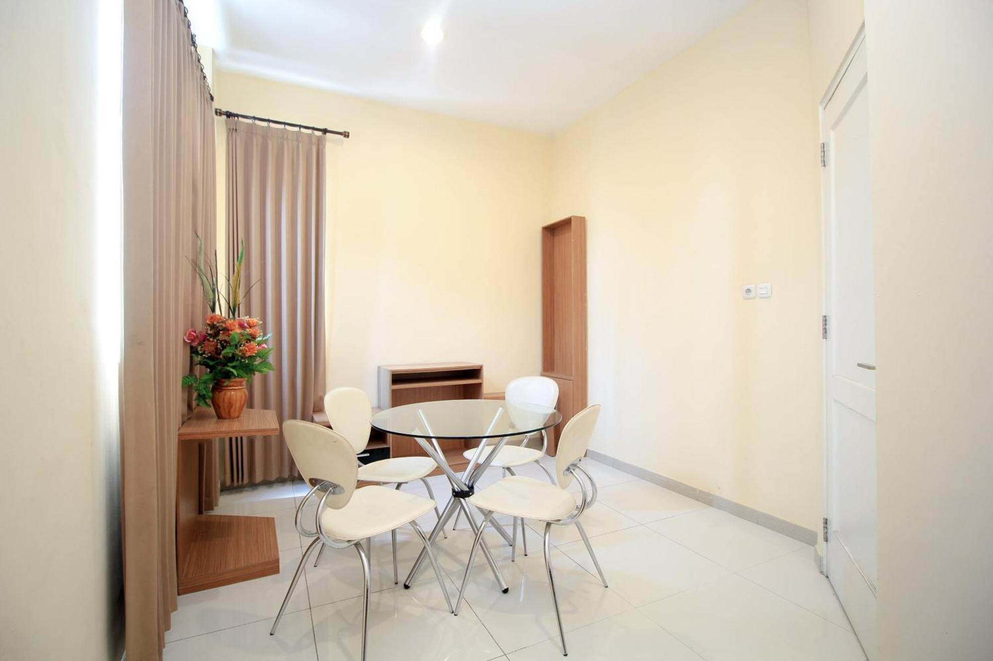 Super Oyo Capital O 175 K-60 Residence Сурабая Экстерьер фото