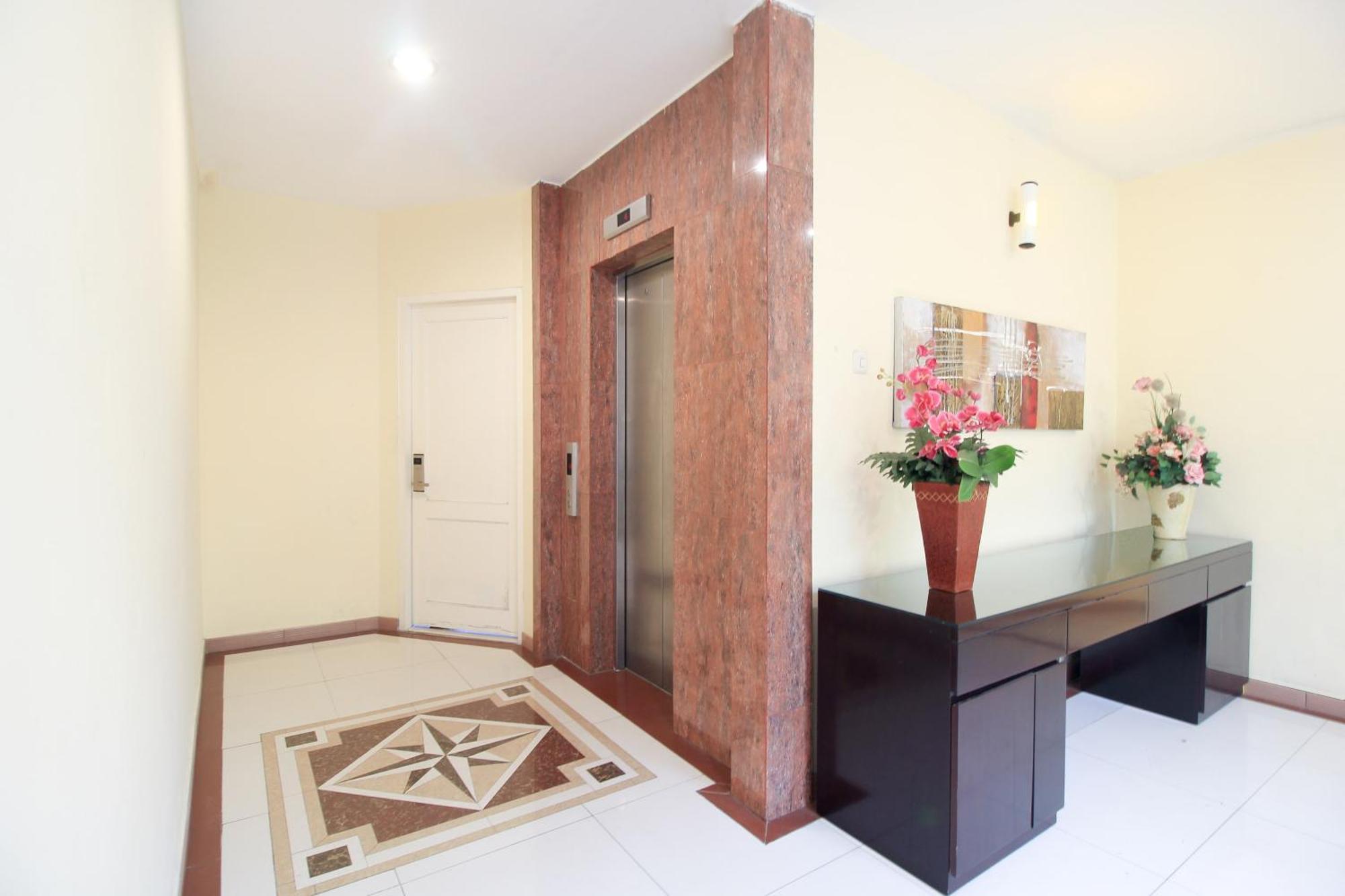 Super Oyo Capital O 175 K-60 Residence Сурабая Экстерьер фото